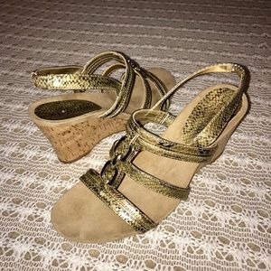 New without tags Anne Klein wedge sandals 👡 💛
